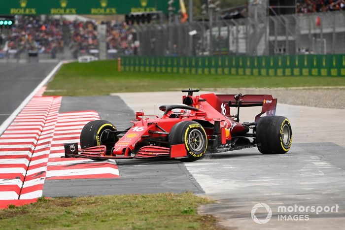 Charles Leclerc, Ferrari SF21, hace un trompo