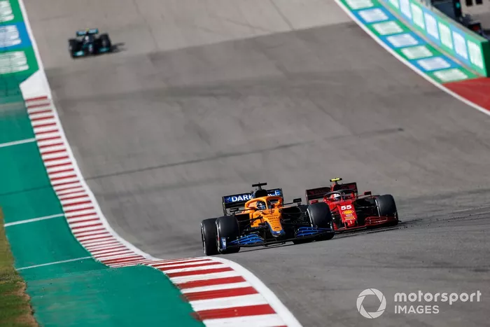 Daniel Ricciardo, McLaren MCL35M, Carlos Sainz Jr., Ferrari SF21