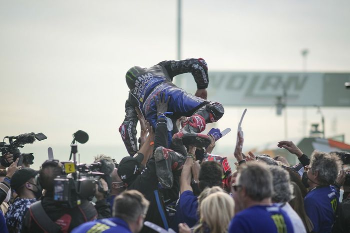 El campeón del mundo Fabio Quartararo, Yamaha Factory Racing, celebra con su equipo