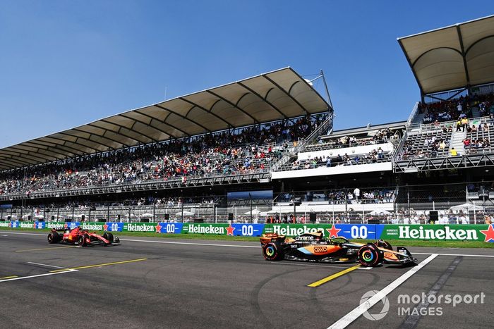 Lando Norris, McLaren MCL60, Carlos Sainz, Ferrari SF-23, practican sus procedimientos de salida de carrera al final de la FP3