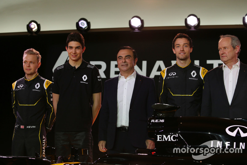 (L nach R): Kevin Magnussen, Renault F1 Team mit Esteban Ocon, Renault F1 Team Testfahrer; Carlos Gh