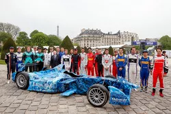 Pilotos posan con la decoración de iceberg en un coche de Fórmula E que será subastado para recaudar
