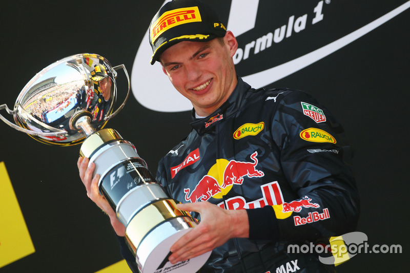 Ganador, Max Verstappen, Red Bull Racing celebra en el podium