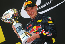 Победитель гонки - Макс Ферстаппен, Red Bull Racing празднует на подиуме