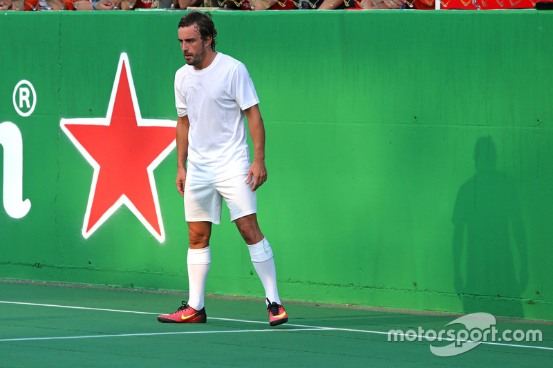 Fernando Alonso, McLaren Honda beim Charity-Fussballspiel