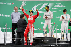 Il podio: Sebastian Vettel, Ferrari, secondo; Lewis Hamilton, Mercedes AMG F1, primo; Valtteri Bottas, Williams, terzo