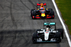 Льюїс Хемілтон, Mercedes AMG F1 W07 випереджає Макса Ферстаппена, Red Bull Racing RB12