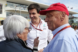 (L naar R): Bernie Ecclestone, met Toto Wolff, Mercedes AMG F1 Aandeelhouder en Executive Director e