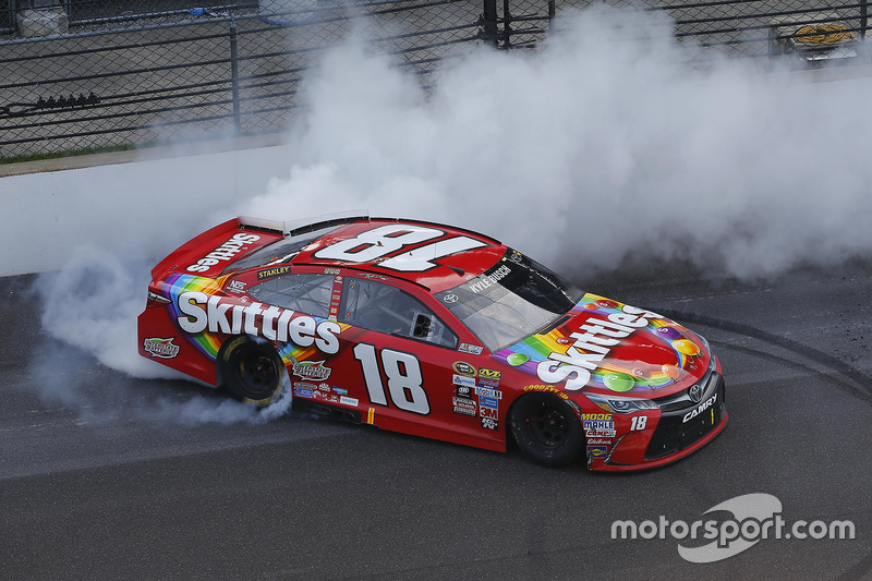 Race winner Kyle Busch, Joe Gibbs Racing Toyota