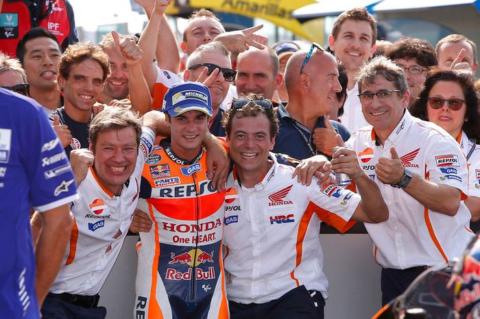 Pedrosa con su equipo, a su izquierda Denis Pazzaglini, mecánico de confianza de Dani