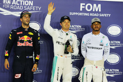 Первая тройка в квалификации: Даниэль Риккардо, Red Bull Racing, второй; Нико Росберг, Mercedes AMG