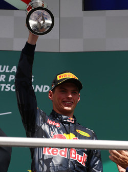 Podio: il secondo classificato Daniel Ricciardo, Red Bull Racing