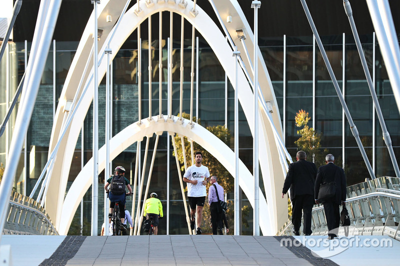Daniel Ricciardo, da Red Bull Racing, faz corrida matinal na Seaferers Bridge