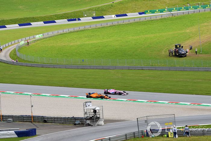 Stoffel Vandoorne, McLaren MCL33 y Esteban Ocon, Force India VJM11