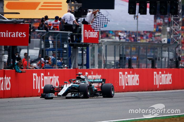 Lewis Hamilton, Mercedes AMG F1 W09, recibe la bandera a cuadros