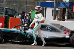 Lewis Hamilton, Mercedes-AMG F1 W09 stops on track and pushes his car