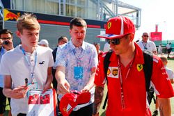 Kimi Raikkonen, Ferrari, firma autógrafos para fanáticos