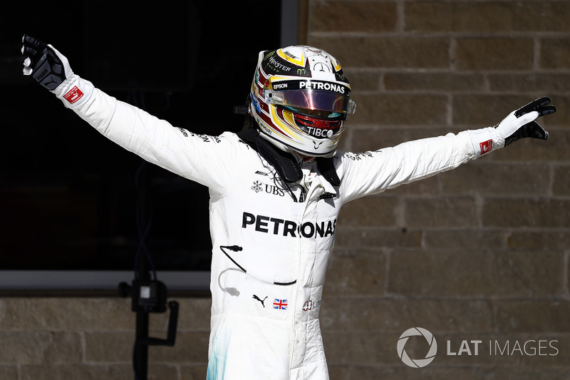 Le vainqueur Lewis Hamilton, Mercedes AMG F1, dans le parc fermé