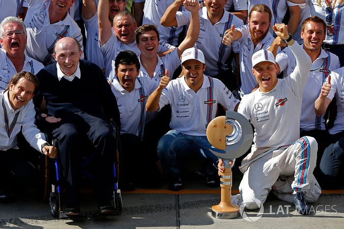 Frank Williams, dueño del equipo Williams y el equipo celebran tercer lugar de Valtteri Bottas, Williams y cuarto puesto para Felipe Massa, Williams