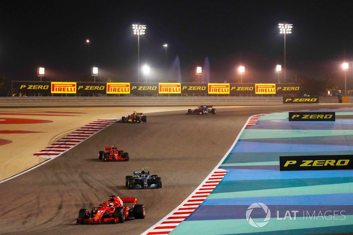 Sebastian Vettel, Ferrari SF71H, Valtteri Bottas, Mercedes AMG F1 W09, Kimi Raikkonen, Ferrari SF71H, Daniel Ricciardo, Red Bull Racing RB14 Tag Heuer, y el resto de grupo