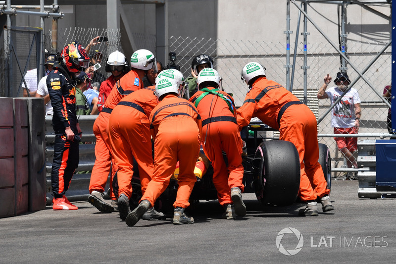 Max Verstappen, Red Bull Racing RB14 after the crash