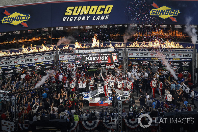 3. Race winner Kevin Harvick, Stewart-Haas Racing Ford