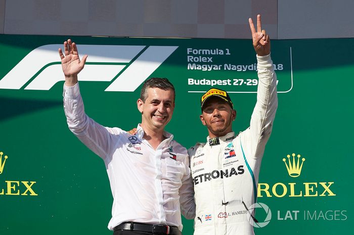 El delegado del trofeo Mercedes Constructors y Lewis Hamilton, Mercedes AMG F1, 1 ° puesto, en el podio