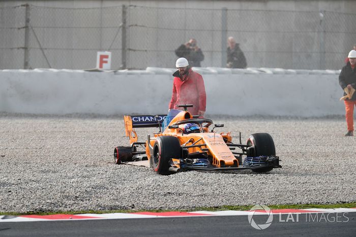 Fernando Alonso, McLaren MCL33 gira en la trampa de grava después perder la rueda trasera