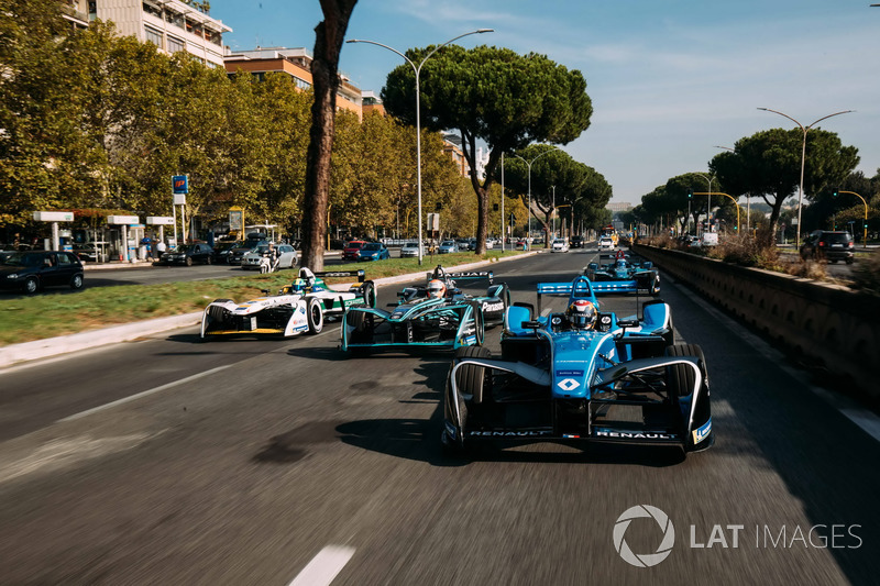 Sébastien Buemi, Renault e.Dams leadsNelson Piquet Jr., Jaguar Racing leads Lucas di Grassi, Audi Sp