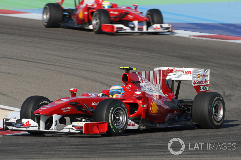 Fernando Alonso, Ferrari F10 precede Felipe Massa, Ferrari F10