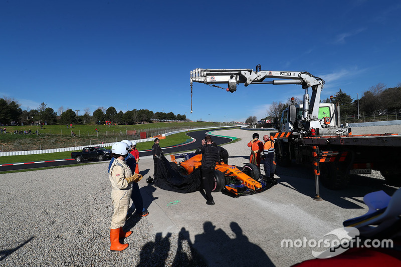 Mobil Fernando Alonso, McLaren MCL33, berhenti di pinggir trek