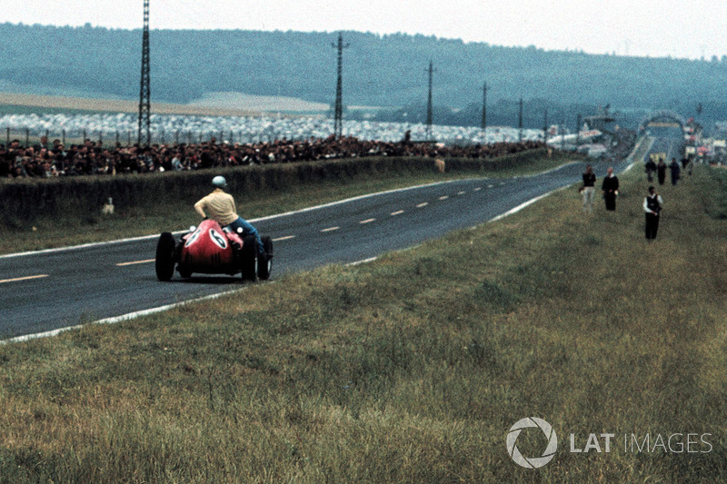 Willy Mairesse, Ferrari D246 gives Tony Brooks, Vanwall a lift back