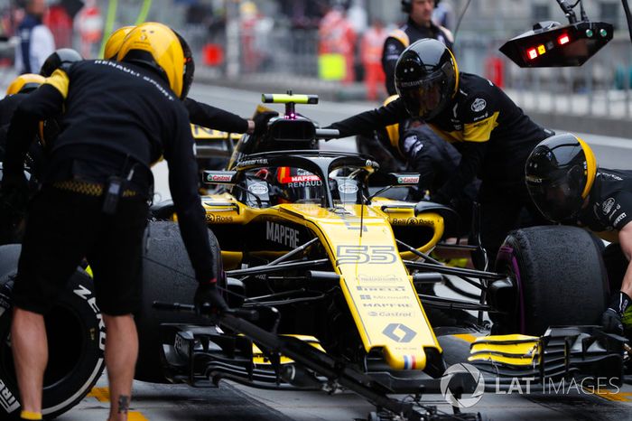 Carlos Sainz Jr., Renault Sport F1 Team R.S. 18, hace una parada durante la práctica