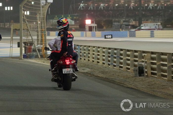 Il ritirato Daniel Ricciardo, Red Bull Racing riceve un passaggio ai box su una moto