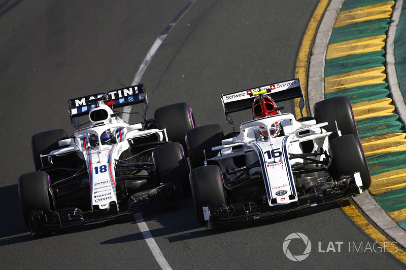 Charles Leclerc, Sauber C37 Ferrari, lucha con Lance Stroll, Williams FW41 Mercedes