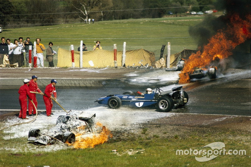 De BRM van Jackie Oliver heeft een aanrijding met de Ferrari van Jacky Ickx. Jackie Stewart rijdt voorbij.