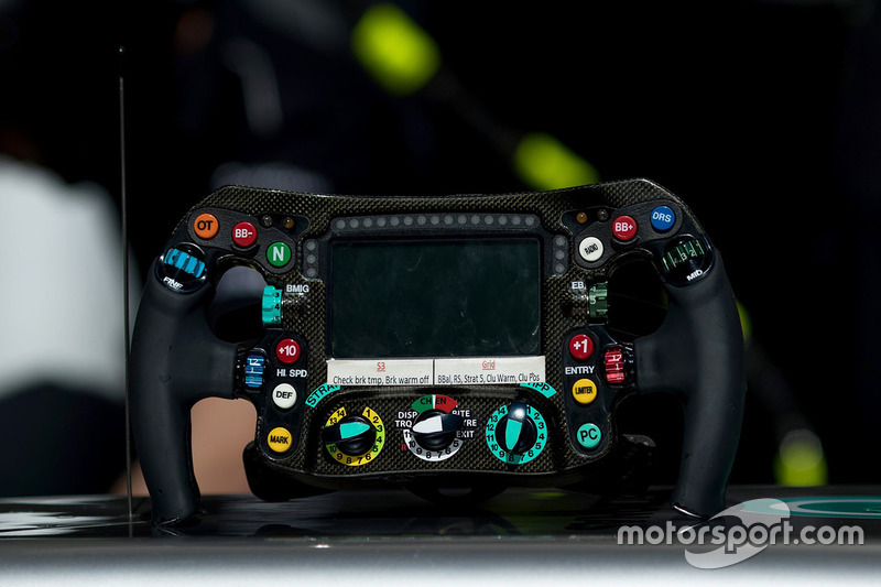 Le volant de la Mercedes AMG F1 W08