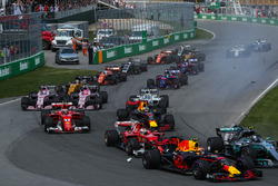 Старт гонки: Валттери Боттас, Mercedes AMG F1 W08, Макс Ферстаппен, Red Bull Racing RB13, Себастьян