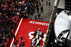 Lewis Hamilton, Mercedes AMG, et Sebastian Vettel, Ferrari, s'arrose de champagne sur le podium