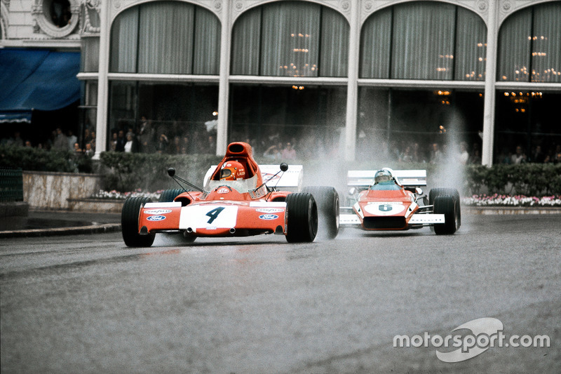 Niki Lauda, marzo de 721X Ford, mira en su espejo para ver a Jacky Ickx, Ferrari 312B2, detrás de él.