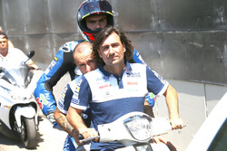 Loris Baz, Avintia Racing, à l'arrière d'un scooter