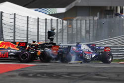 Daniil Kvyat, Scuderia Toro Rosso STR12, collides, Fernando Alonso, McLaren MCL32