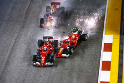 L'incidente di Sebastian Vettel, Ferrari SF70H, Max Verstappen, Red Bull Racing RB13, Kimi Raikkonen, Ferrari SF70H alla partenza