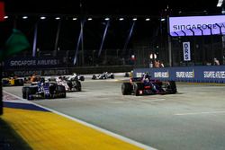 Carlos Sainz Jr., Scuderia Toro Rosso STR12 and Pascal Wehrlein, Sauber C36