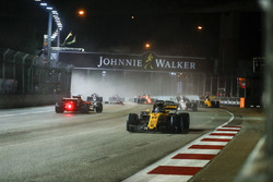 Nico Hulkenberg, Renault Sport F1 Team RS17 ve kazalı Sebastian Vettel, Ferrari SF70H