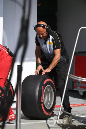 Pirelli-Reifentechniker mit Pirelli-Reifen