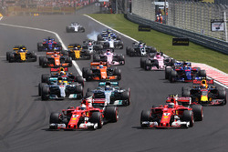 Себастьян Феттель, Ferrari SF70H, попереду Кімі Райкконена, Ferrari SF70H на старті гонки