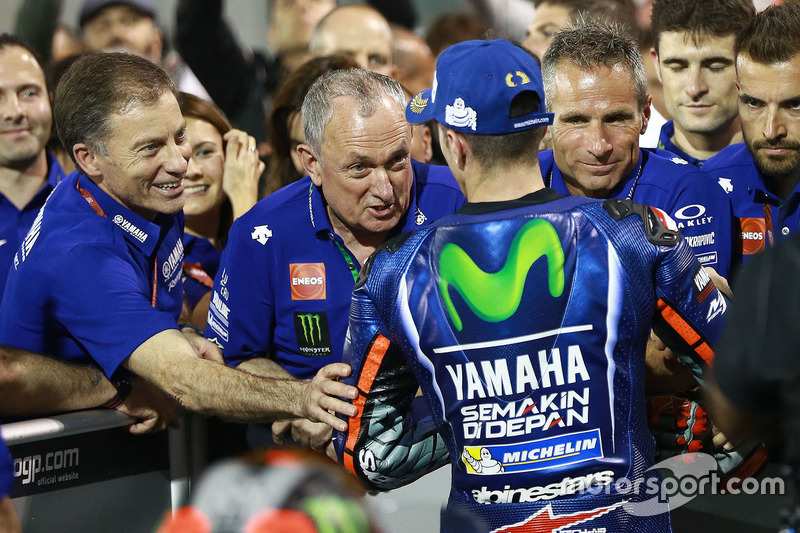 Ramón Forcada y Maverick Viñales, tras la victoria de Qatar del año pasado