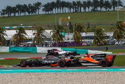 Kevin Magnussen, Haas F1 Team VF-17 and Fernando Alonso, McLaren MCL32 battle