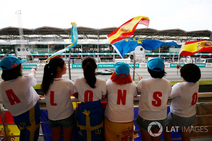 Lewis Hamilton, Mercedes AMG F1 W08, con un grupo de fans de Fernando Alonso, McLaren